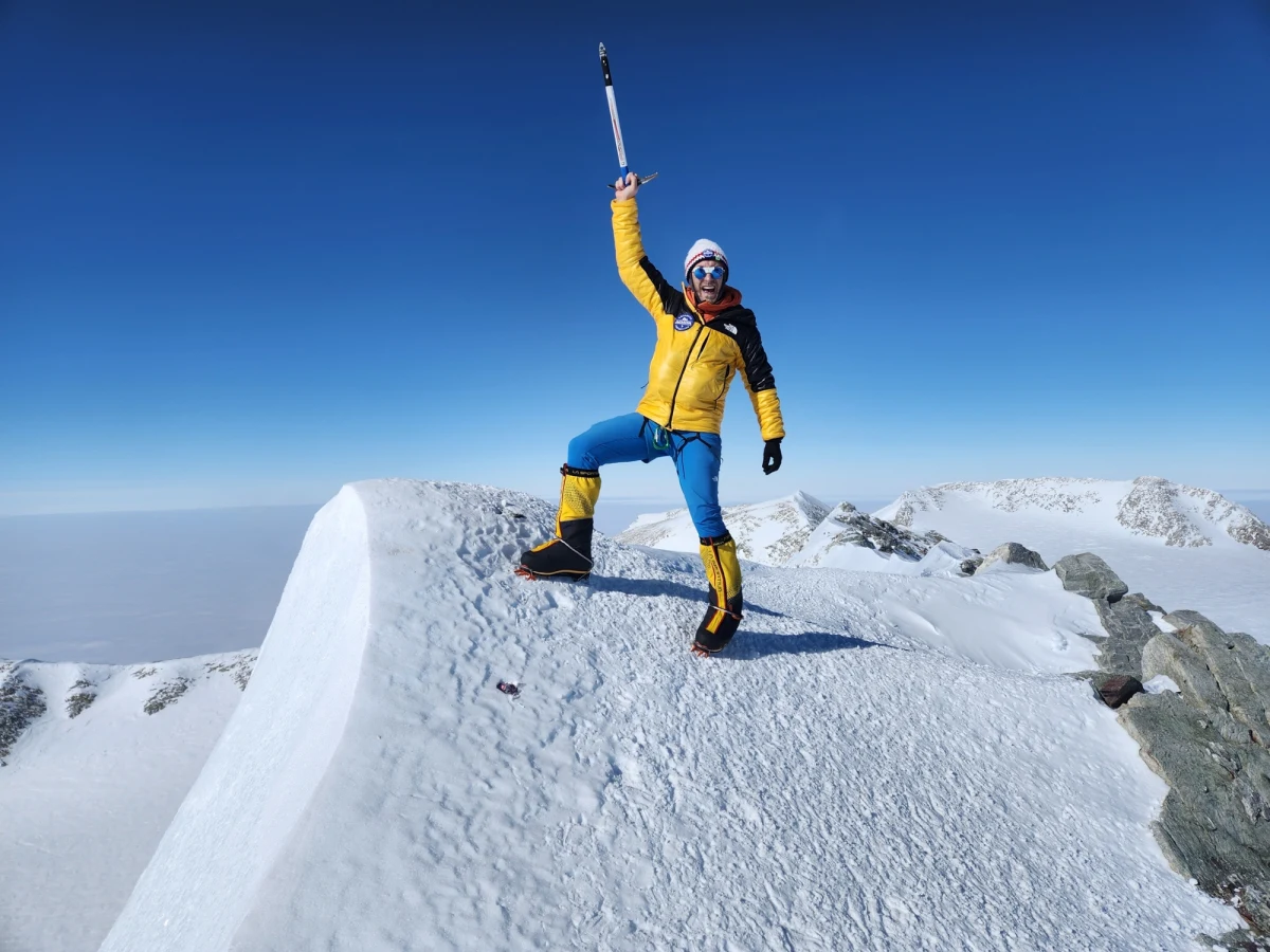 "Możliwość stania na dachu Antarktydy jest niezwykłym przeżyciem. Z Polski wyleciałem w pierwszy dzień świąt - 25 grudnia, a na szczycie Mount Vinsona byłem 3 stycznia. Cała akcja górska trwała 6-7 dni. Tyle było wspinaczki, do tego kilka dni podróży na koniec świata, a przygotowania do tego przedsięwzięcia trwały wiele lat" - opowiada w rozmowie z RMF FM podróżnik Michał Leksiński. Kompletuje on szczyty zaliczane do Korony Ziemi. Mount Vinson (4892 m) jest już jego siódmym, a przed nim jeszcze Denali na Alasce i na finał - Mount Everest.