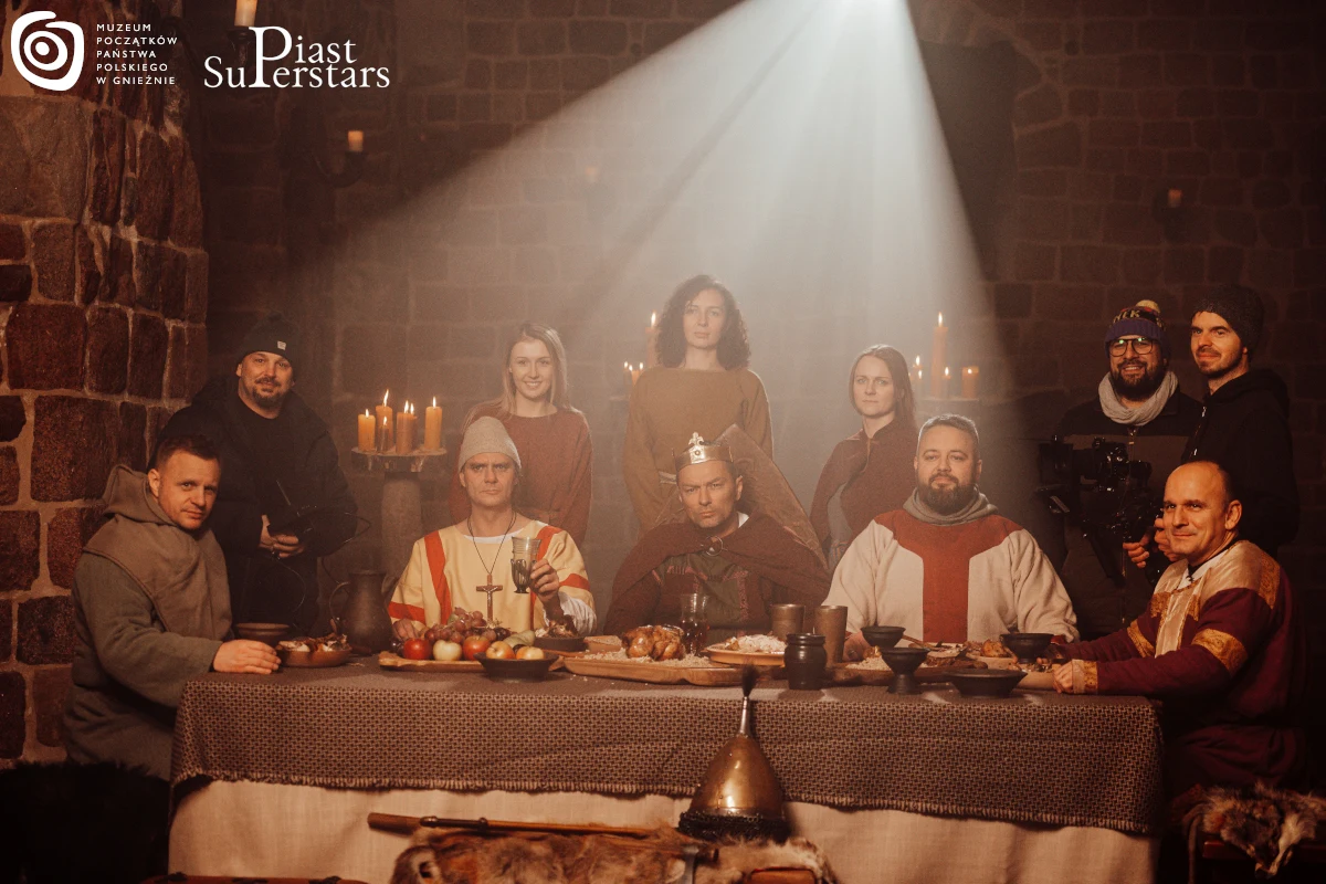 Piast Superstars - to akcja przygotowana przez Muzeum Początków Państwa Polskiego w Gnieźnie, która ma zachęcić do poznania historii pierwszych władców Polski. Utwór pt. "Śmiały" opowiada o konflikcie króla Bolesława Śmiałego i biskupa Stanisława. W rolę króla wcielił się raper Liber.