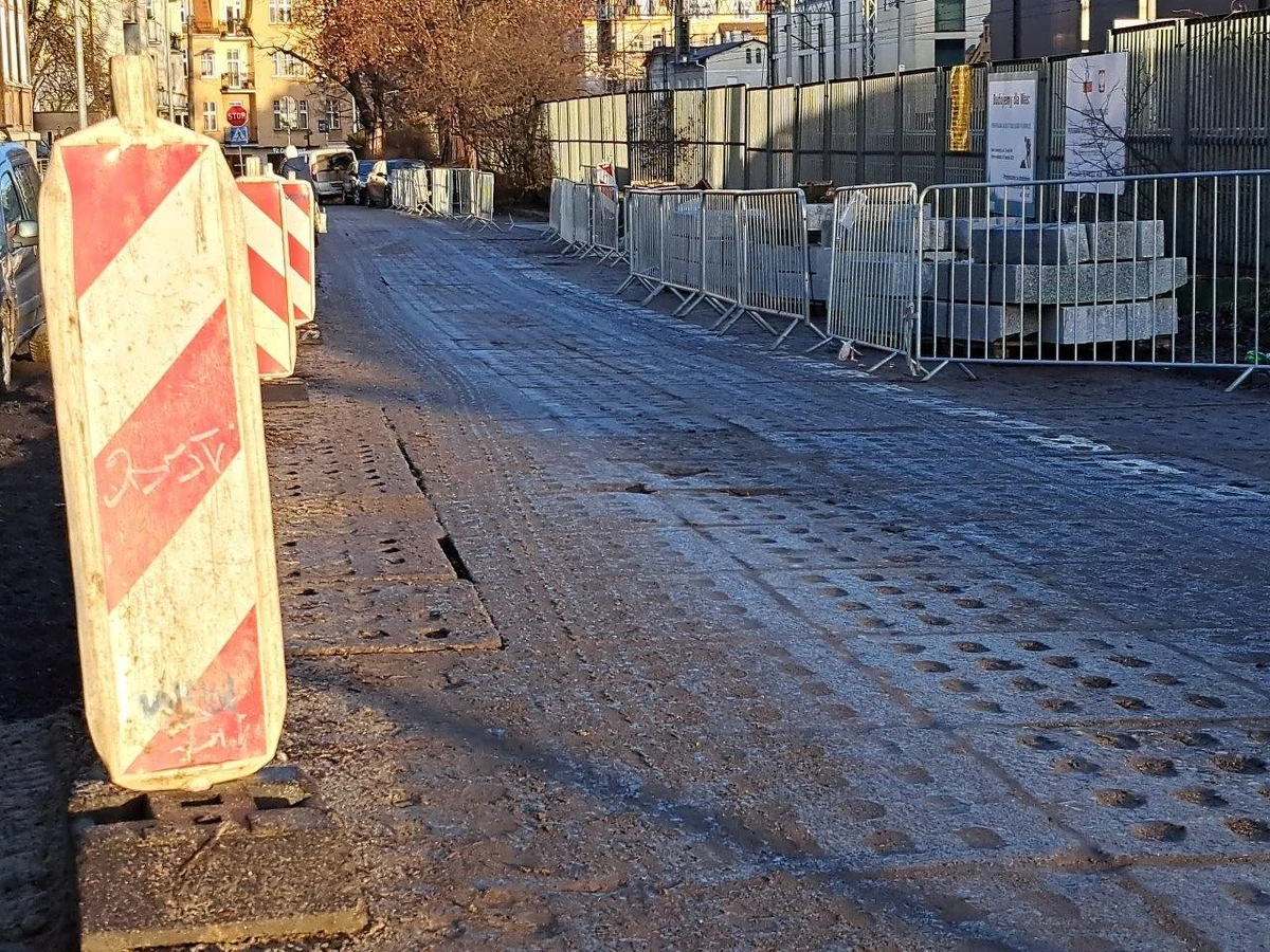 W poniedziałek, 23 stycznia rozpoczyna się drugi etap budowy woonerfu w ciągu ul. Kolejowej w Sopocie. Z tego powodu zmieni się organizacja ruchu na Kolejowej i na Marynarzy. 