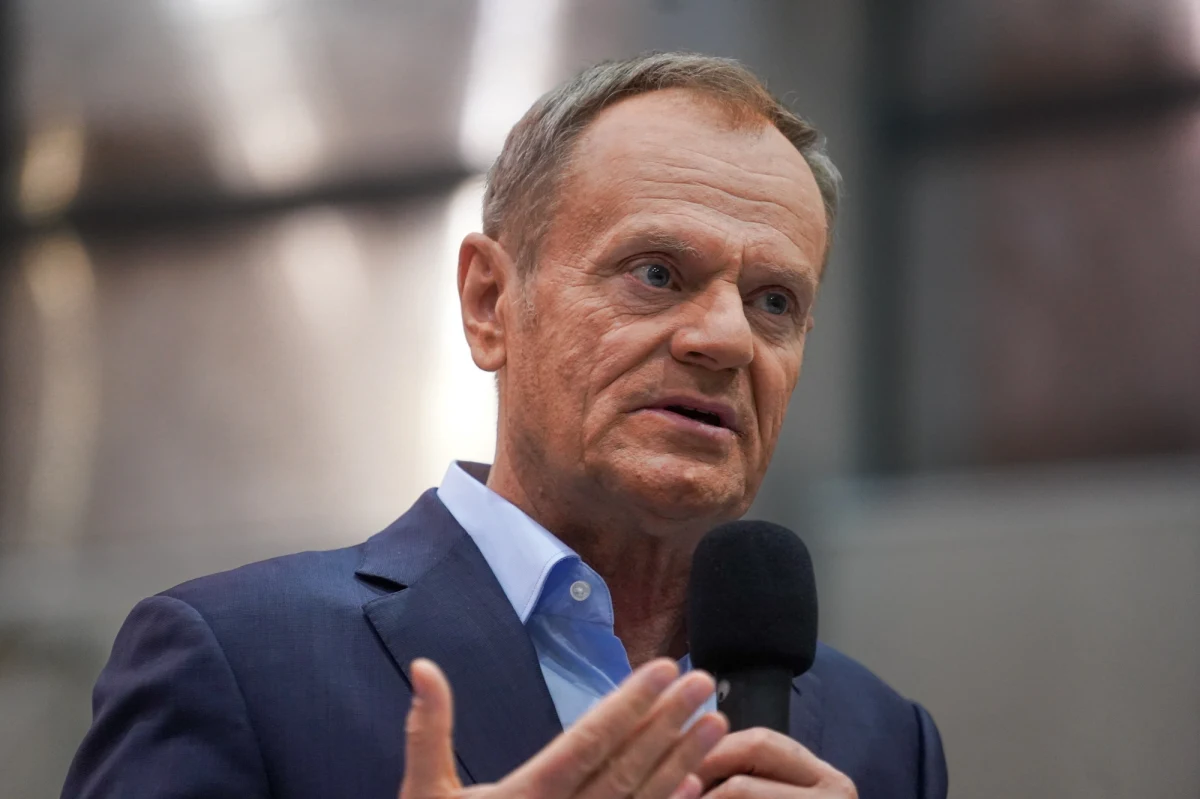 "Jestem pewien, że wystarczy pozbyć się tego rządu, żeby poczucie poprawy i ulgi było natychmiastowe. Nigdzie na świecie nie widziałem ekipy, która w taki chaotyczny sposób zarządzałaby systemem podatkowym i tak chaotycznie, bez żadnej kompetencji, bez żadnej pewności, co chce zrobić, żeby narzucała nowe daniny" - mówił w Lublinie lider Platformy Obywatelskiej Donald Tusk. "Władza, która trwa zbyt długo, coś o tym wiem, naprawdę demoralizuje się w tempie czasami wyjątkowo szybkim. Ta władza bije wszystkie pod tym względem rekordy" - ocenił.
