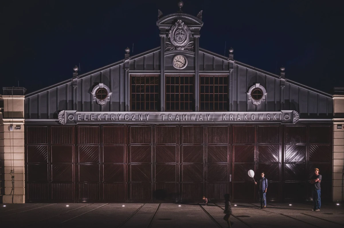 Już na wiosnę będziemy mogli zwiedzać po przebudowie Muzeum Inżynierii i Techniki w Krakowie. Po remoncie bardzo powiększyła się powierzchnia wystawiennicza placówki. To pozwala na zaproponowanie odbiorcom zupełnie nowej oferty i koncepcji. Do tej pory były to wystawy poświęcone konkretnym obszarom, teraz muzealnicy zaproszą nas do podróży przez miejską tkankę. Będziemy mogli poznać  funkcjonowanie miast, ich rozwój i historię. 