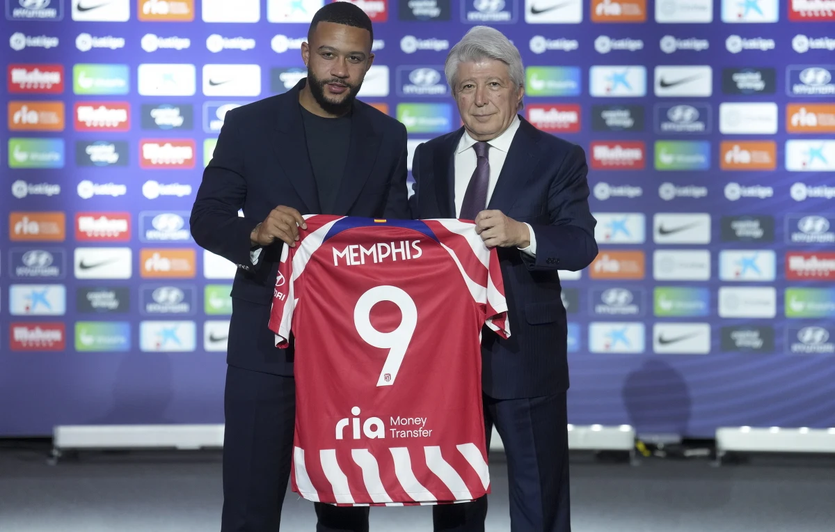 ​Holender Memphis Depay przeniósł z Barcelony do Atlético Madryt - ogłosiły w piątek oba kluby Primera División. 28-letni napastnik podpisał dwuipółletni kontrakt.