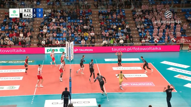 Skrót meczu 21. kolejki PlusLigi Asseco Resovia Rzeszów - Cerrad Enea Czarni Radom 3:0 (25:21, 25:23, 25:20).

