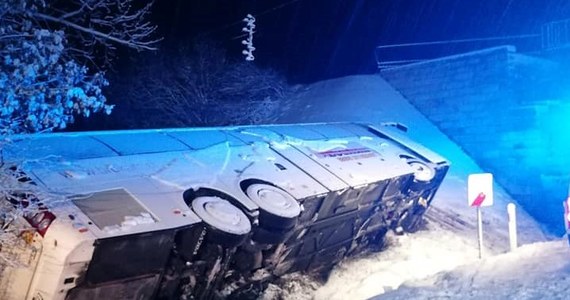 Siedem osób trafiło do szpitali w Lubartowie i Lublinie po wypadku białoruskiego autokaru w miejscowości Wandzin na Lubelszczyźnie. Pojazd wypadł z drogi krajowej numer 19 i się przewrócił. 