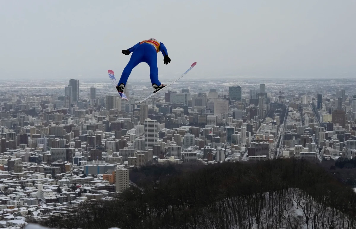 ​Dawid Kubacki zajął czwarte miejsce w sobotnim konkursie Pucharu Świata w skokach narciarskich w Sapporo. Zwyciężył Austriak Stefan Kraft.