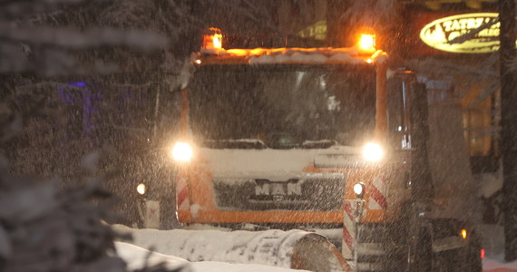 Na Podhalu cały czas przybywa śniegu. W Zakopanem w sobotę rano leżało 60 cm białego puchu; problemy z poruszaniem się mają kierowcy i piesi. Władze miasta planują wywóz nagromadzonego śniegu.