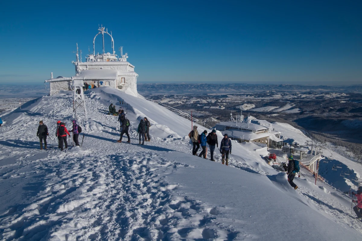 Na Kasprowym Wierchu leży już 1,5 m śniegu, a miejscami pod wpływem silnego wiatru utworzyły się nawet kilkumetrowe zaspy. Duży zasób naturalnego śniegu pozwolił w końcu na uruchomienie obydwu tras zjazdowych na Kasprowym Wierchu, ale żeby uruchomić wyciąg w Kotle Gąsienicowym, pracownicy muszą odkopać krzesełka spod śniegu.