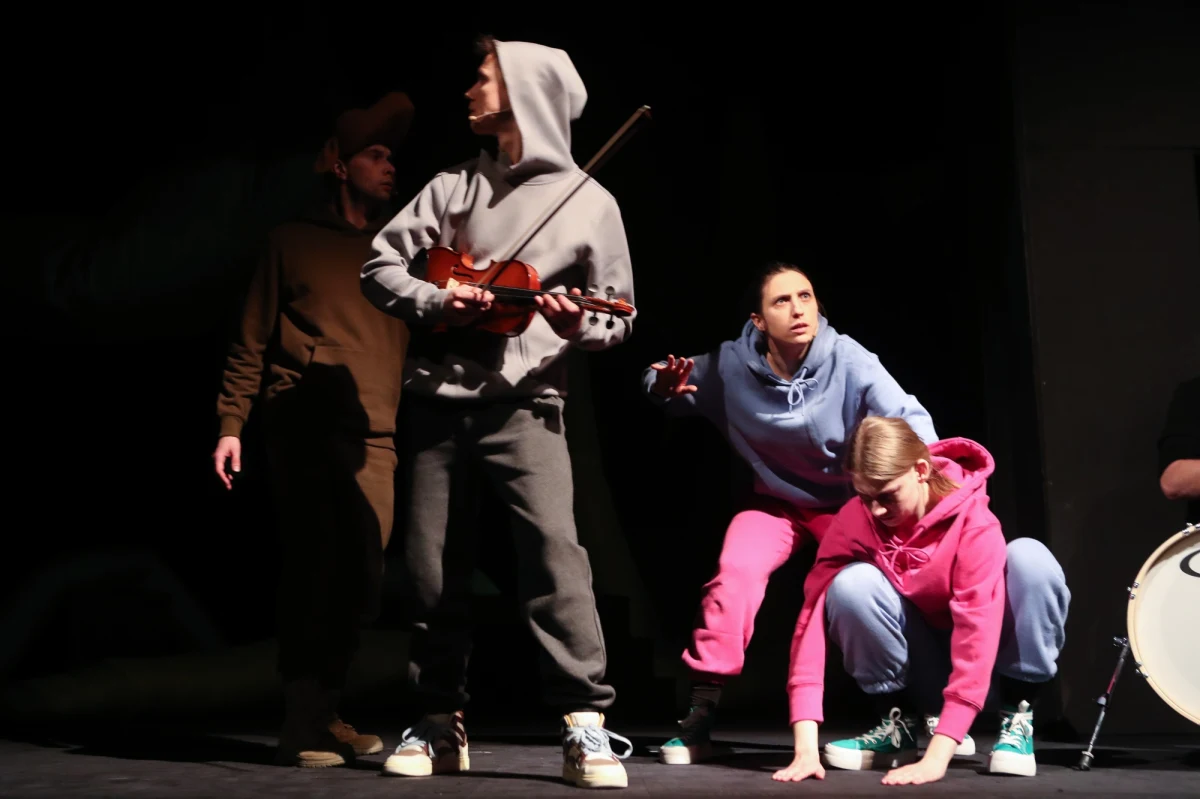 Zrealizowany równocześnie w dwóch językach – fonicznym i migowym - spektakl "Wojnokraka" będzie miał swoją premierę w sobotę w Teatrze Pinokio w Łodzi. Przedstawienie wyreżyserowane przez Grzegorz Grecasa porusza problematykę związaną z wojną w Ukrainie.