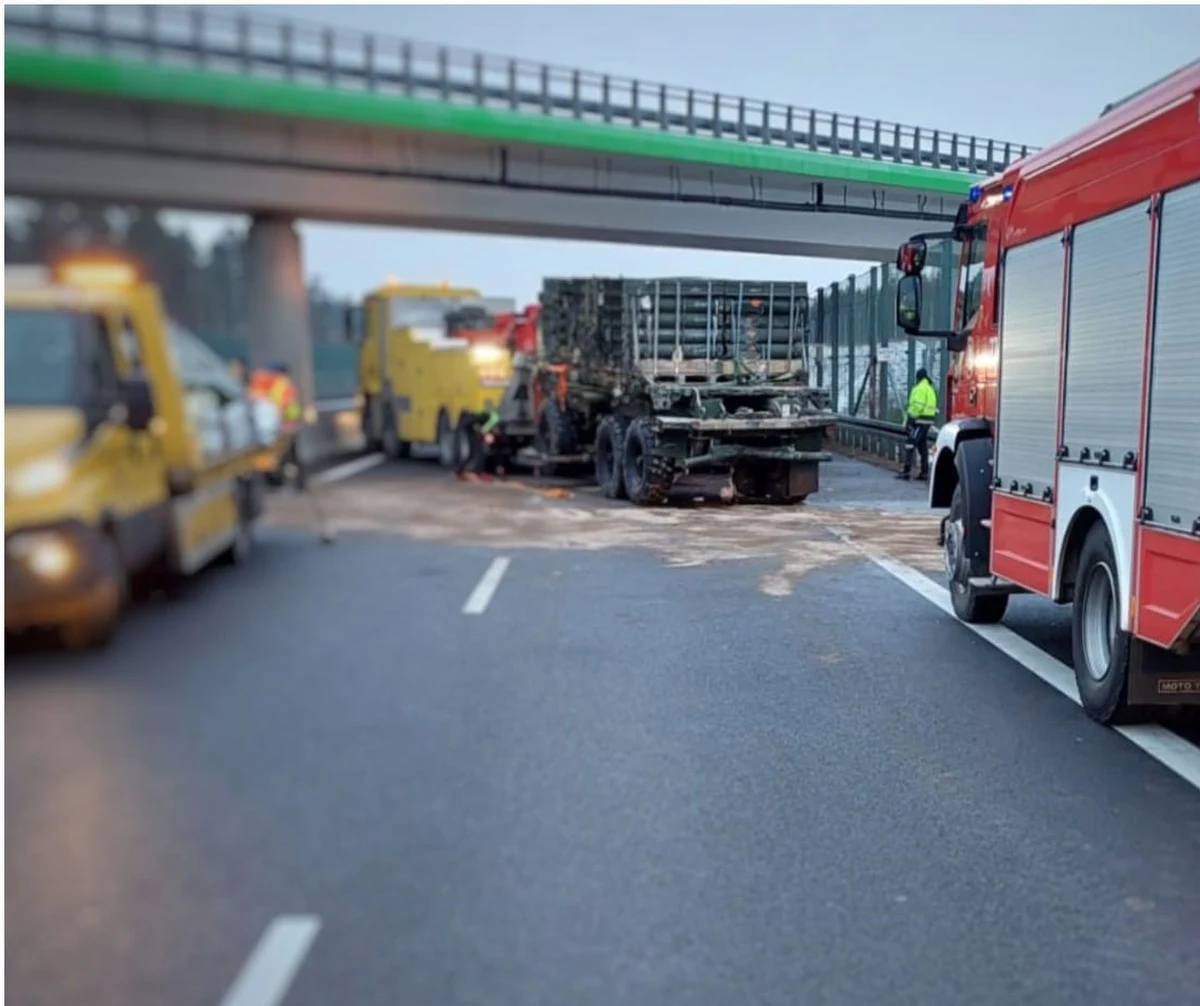 Tragiczny wypadek na S3 na wysokości Skwierzyny w Lubuskiem. Ok. godz. 1 w nocy kamper zderzył się tam z pojazdem wojskowym. Zginęła 10-letnia dziewczynka i jej 44-letni ojciec. 