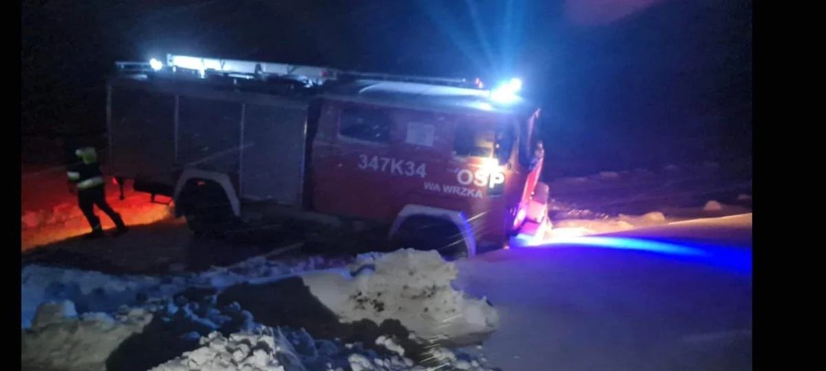Do tragicznego zdarzenia doszło w miejscowości Wawrzka w okolicach Nowego Sącza. Z powodu awarii sieci energetycznej 70-latka nie mogła korzystać z koncentratora tlenu, do którego była podłączona. Z powodu intensywnych opadów śniegu i związanych z tym warunków na drodze strażacy nie zdążyli z pomocą.