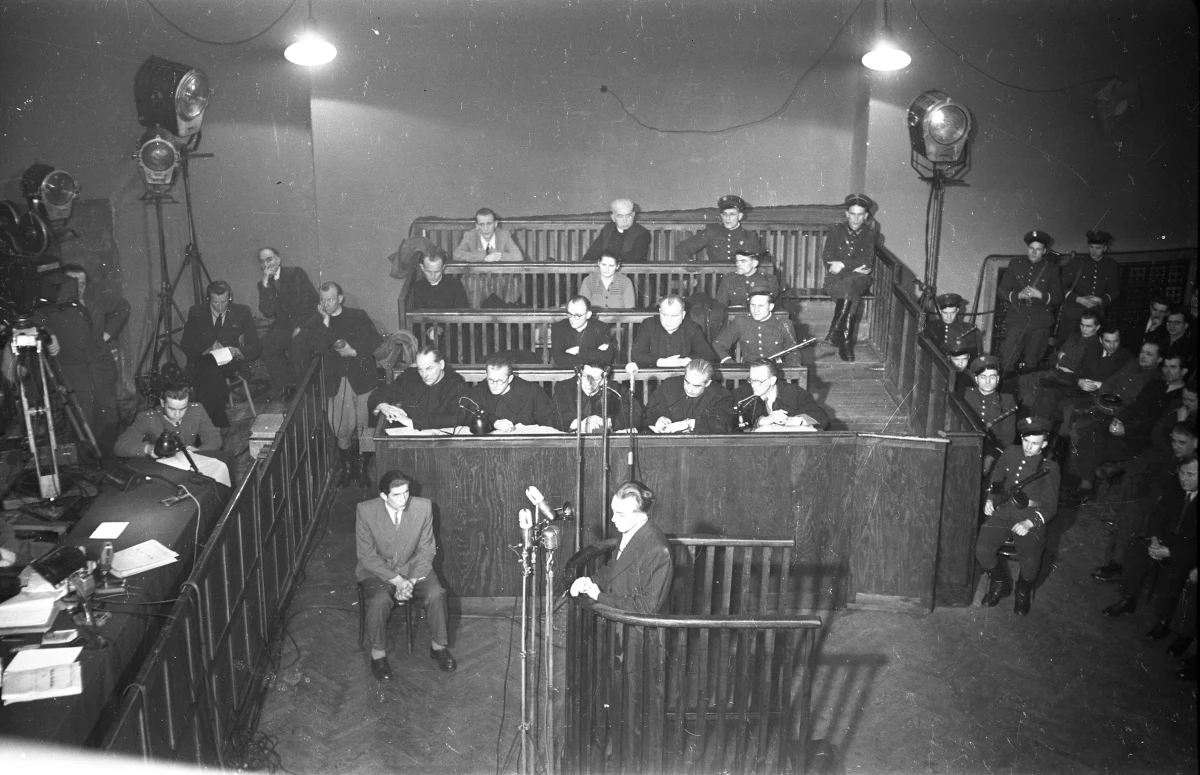 70 lat temu, 21 stycznia 1953 roku, rozpoczął się proces przeciw siedmiu osobom, w tym czterem księżom, oskarżonym o szpiegostwo. Zapadły trzy wyroki śmierci, dożywocia i długoletnich kar więzienia. Było to jedno z najbardziej brutalnych uderzeń w Kościół katolicki w czasach PRL.