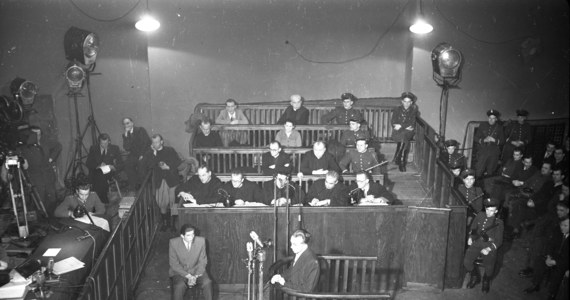 70 lat temu, 21 stycznia 1953 roku, rozpoczął się proces przeciw siedmiu osobom, w tym czterem księżom, oskarżonym o szpiegostwo. Zapadły trzy wyroki śmierci, dożywocia i długoletnich kar więzienia. Było to jedno z najbardziej brutalnych uderzeń w Kościół katolicki w czasach PRL.