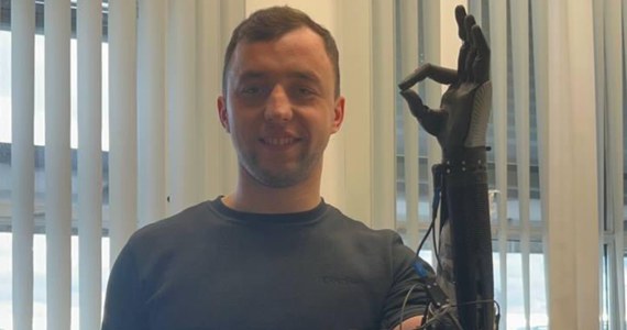 Dwóch ukraińskich żołnierzy, którzy stali się inwalidami po tym, jak stracili ręce w wyniku wybuchu miny, otrzymało nowego typu bioniczne protezy. Tworząca je brytyjska firma Open Bionics zapewnia, że będą mogli wykonywać codzienne życiowe czynności, np. trzymać filiżankę, wiązać sznurowadła czy myć zęby.