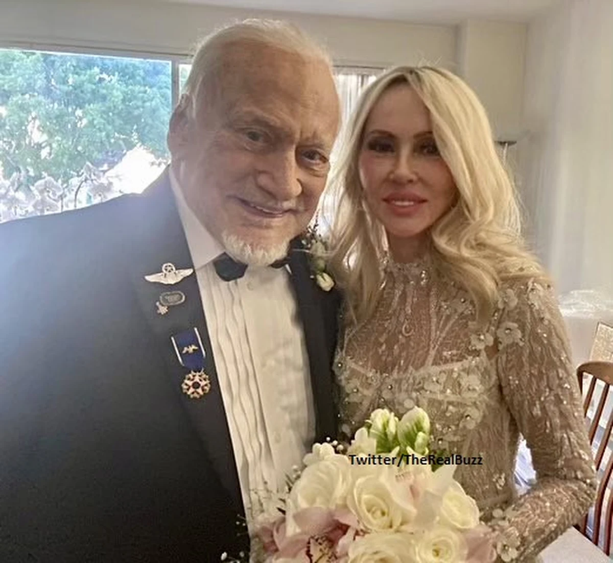 Drugi człowiek w historii, który stanął na powierzchni Księżyca - Buzz Aldrin - wziął ślub w wieku 93 lat. Amerykański astronauta podzielił się radosną nowiną na Twitterze. Jego wybranką jest pochodząca z Rumunii Anca Faur.