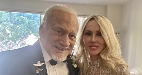 Drugi człowiek w historii, który stanął na powierzchni Księżyca - Buzz Aldrin - wziął ślub w wieku 93 lat. Amerykański astronauta podzielił się radosną nowiną na Twitterze. Jego wybranką jest pochodząca z Rumunii Anca Faur.