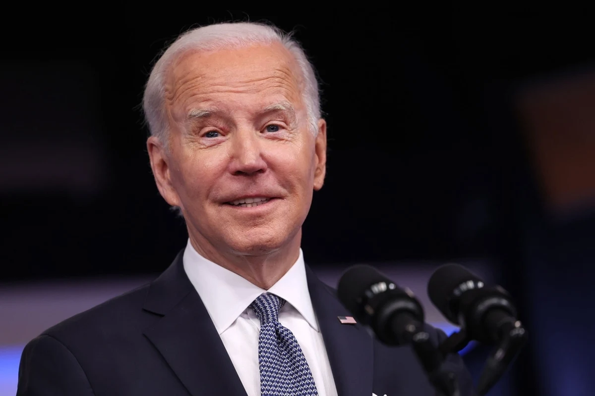 Kadencja prezydenta Stanów Zjednoczonych Joe Bidena jest na półmetku. Zaprzysiężony 20 stycznia 2021 roku 46. prezydent USA może obecnie liczyć na poparcie 40 proc. Amerykanów, co jest wynikiem zbliżonym do najniższego poziomu aprobaty dla jego polityki od objęcia urzędu - wynika z sondażu przeprowadzonego przez IPSOS. W wyborach do Kongresu z listopada 2022 roku ugrupowanie polityczne Bidena uzyskało jednak nieoczekiwanie dobre wyniki.