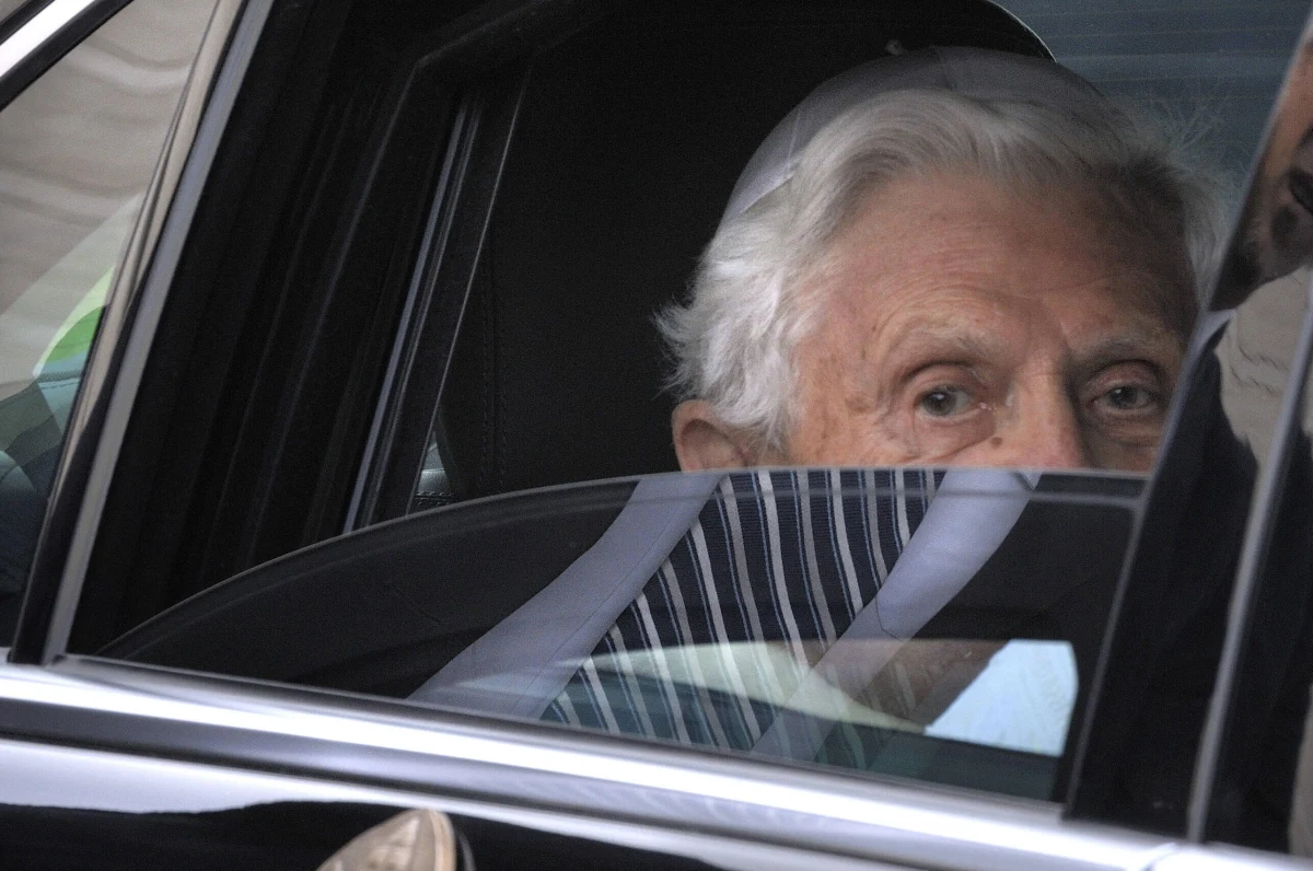 "Ten tom, który zawiera teksty napisane przeze mnie w klasztorze Mater Ecclesiae, ma zostać opublikowany po mojej śmierci" - czytamy w wydanej we Włoszech książce "Co to jest chrześcijaństwo" z zapiskami Benedykta XVI. Zmarły 31 grudnia papież wspominał w notatkach o tym, że w swojej ojczyźnie był celem "furii" i "słownych ataków" ze strony przeciwników, a także m.in. o "klubach" homoseksualnych w seminariach i biskupach odrzucających tradycję katolicką.