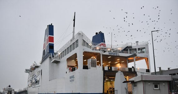 Podczas manewrów w kanale portowym w Gdańsku uszkodzony został kadłub polskiego promu "Wawel" płynącego ze Szwecji. Pasażerowie bezpiecznie opuścili pokład.