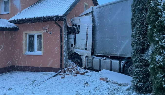 Mojtyny: Tir wbił się w dom. Kierowca jechał za szybko