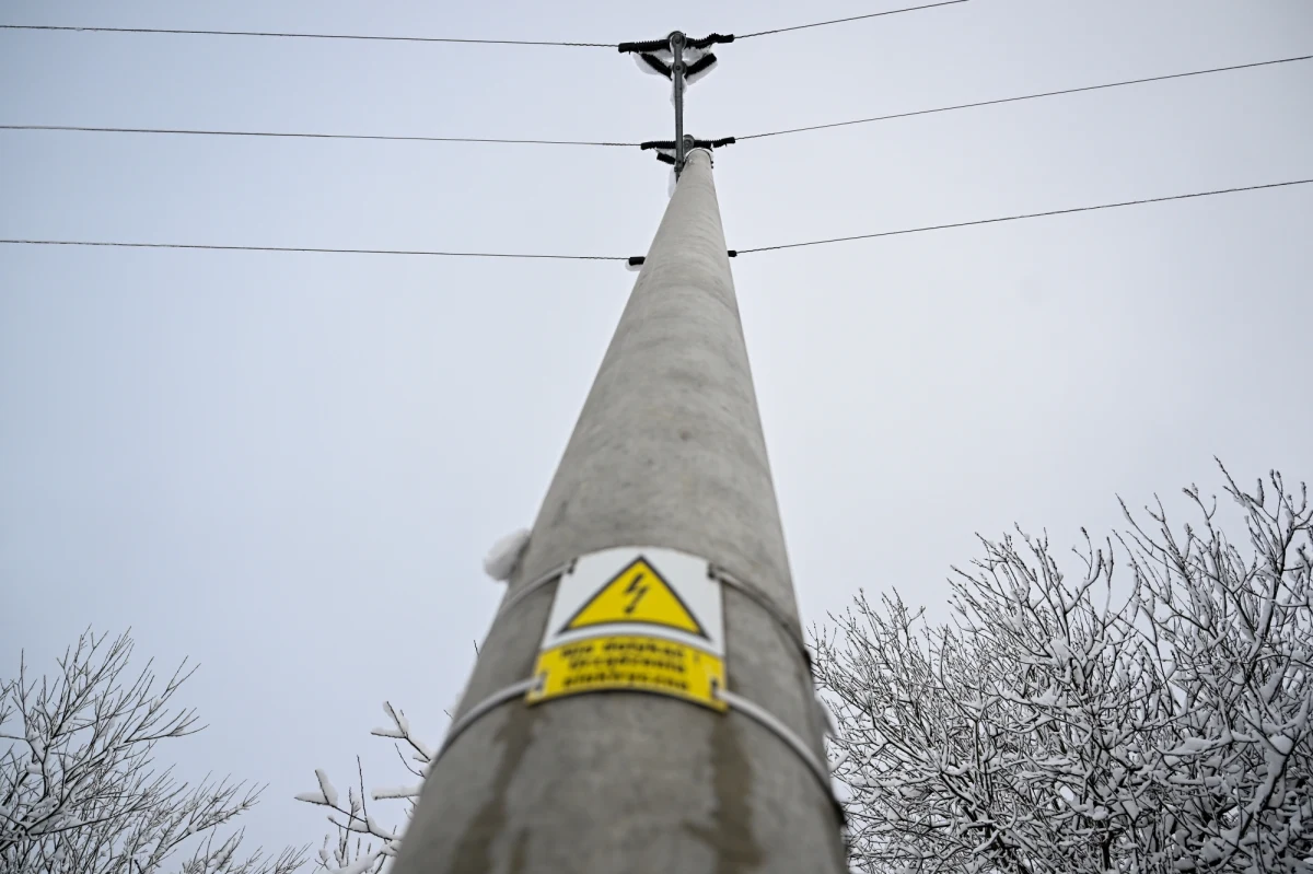 Powalone pod naporem śniegu drzewa uszkodziły w Małopolsce wiele linii energetycznych. O godz. 18. bez energii elektrycznej pozostawało nadal ok. 47 tys. odbiorców – przekazała rzeczniczka TAURON Dystrybucja SA. Ewa Groń. Trudna sytuacja jest też w województwie podkarpackim, gdzie 30 tys. osób jest bez prądu.