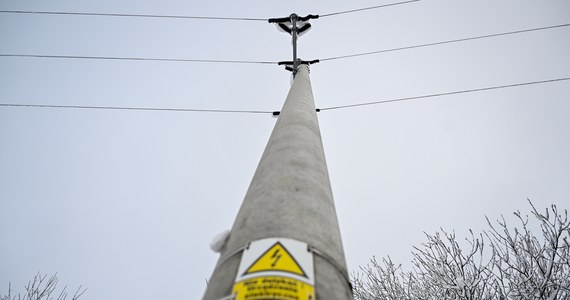 Powalone pod naporem śniegu drzewa uszkodziły w Małopolsce wiele linii energetycznych. O godz. 18. bez energii elektrycznej pozostawało nadal ok. 47 tys. odbiorców – przekazała rzeczniczka TAURON Dystrybucja SA. Ewa Groń. Trudna sytuacja jest też w województwie podkarpackim, gdzie 30 tys. osób jest bez prądu.