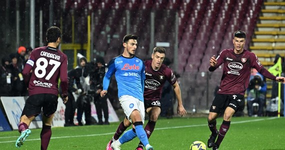 Prowadzące w tabeli włoskiej ekstraklasy piłkarskiej Napoli, w którego barwach wystąpił Piotr Zieliński, pokonało na wyjeździe Salernitanę w składzie z Krzysztofem Piątkiem 2:0 w 19. kolejce.