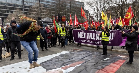 Kilkuset Kurdów oraz przedstawicieli organizacji lewicowych demonstrowało w sobotę w Sztokholmie przeciwko prezydentowi Turcji Recepowi Tayyipowi Erdoganowi oraz wejściu Szwecji do NATO. Przed ambasadą Turcji duńsko-szwedzki aktywista spalił Koran.