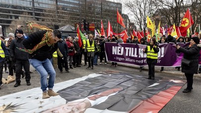 Demonstracje przeciwko Erdoganowi i NATO. W Sztokholmie spalono Koran