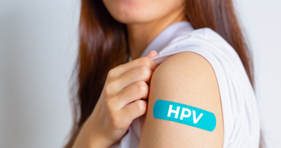 Adam Niedzielski poinformował, że w pierwszej połowie roku ruszą refundowane szczepienia przeciw HPV dla chłopców i dziewcząt. "Jesteśmy na etapie organizowania postępowania zakupowego” – przekazał.