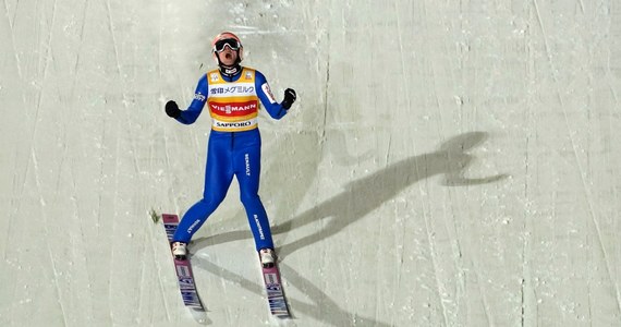 Za nami trzy konkursy Pucharu Świata w Sapporo. Weekend skoków narciarskich w Japonii miał dwóch bohaterów: Ryoyu Kobayashiego i Halvora Egnera Graneruda. To Japończyk i Norweg zdobyli przez trzy dni zdecydowanie najwięcej punktów w Pucharze Świata. Dawid Kubacki pozostaje liderem, ale jego przewaga nad Granerudem to teraz tylko 48 punktów.