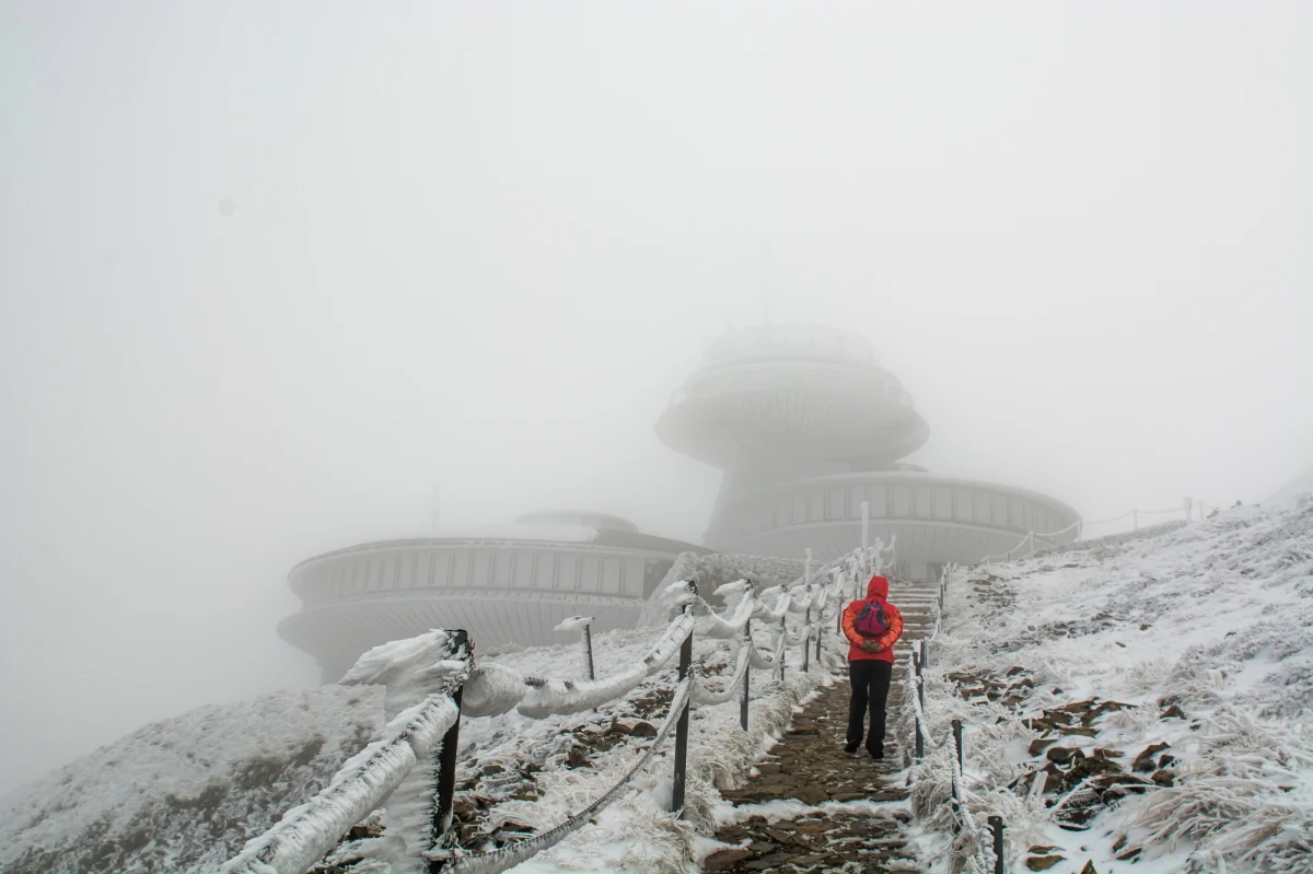 W Karkonoszach obowiązuje w niedzielę drugi stopień zagrożenia lawinowego. Temperatura wynosi od -7 stopni Celsjusza, ale z powodu wiatru jest odczuwalna jako znacznie niższa - nawet do -20 st. Zachmurzenie jest całkowite. Zamknięto część szlaków.
