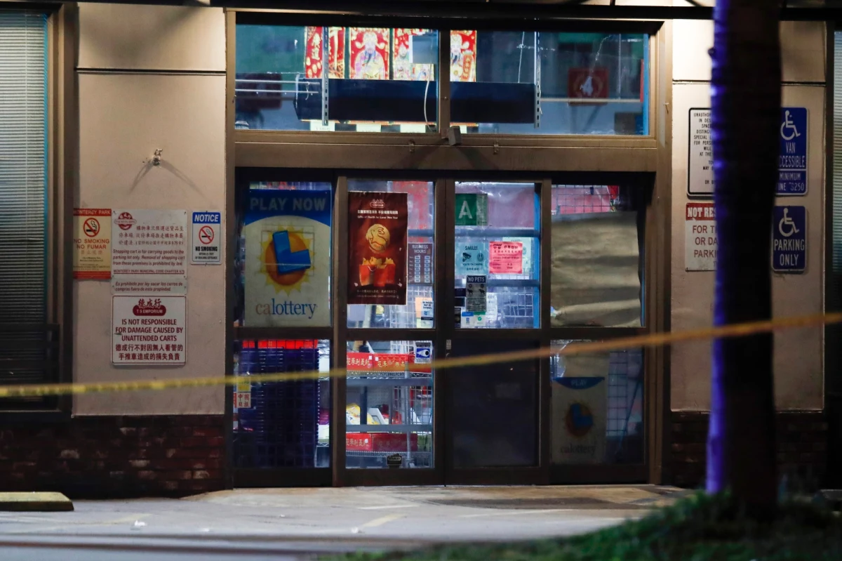 Napastnik, który zastrzelił w sobotę 10 osób i dalszych 10 ranił w sali tanecznej w Monterey Park, w Kalifornii, został znaleziony martwy w  samochodzie dostawczym, którym uciekł z miejsca zdarzenia. Jak poinformowała policja, popełnił on samobójstwo widząc zbliżających się funkcjonariuszy. Prawdopodobnie był jedynym sprawcą masakry.
