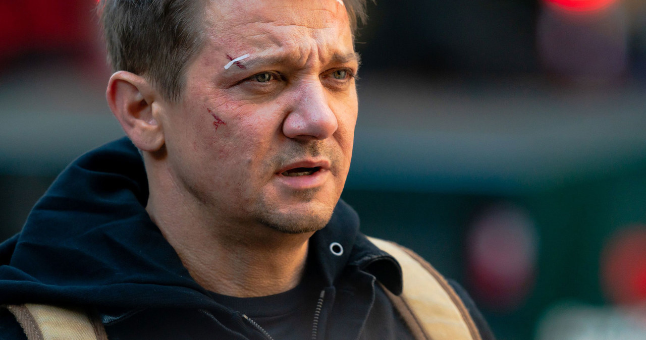 Jeremy Renner ujawnił w najnowszym wpisie na Instagramie, że w wyniku wypadku, do którego doszło 1 stycznia, doznał złamania ponad trzydziestu kości. "Te ponad trzydzieści złamanych kości zrośnie się. Będą silniejsze, tak jak pogłębia się moja miłość do rodziny i przyjaciół" - napisał aktor, zamieszczając zdjęcie z rehabilitacji. 