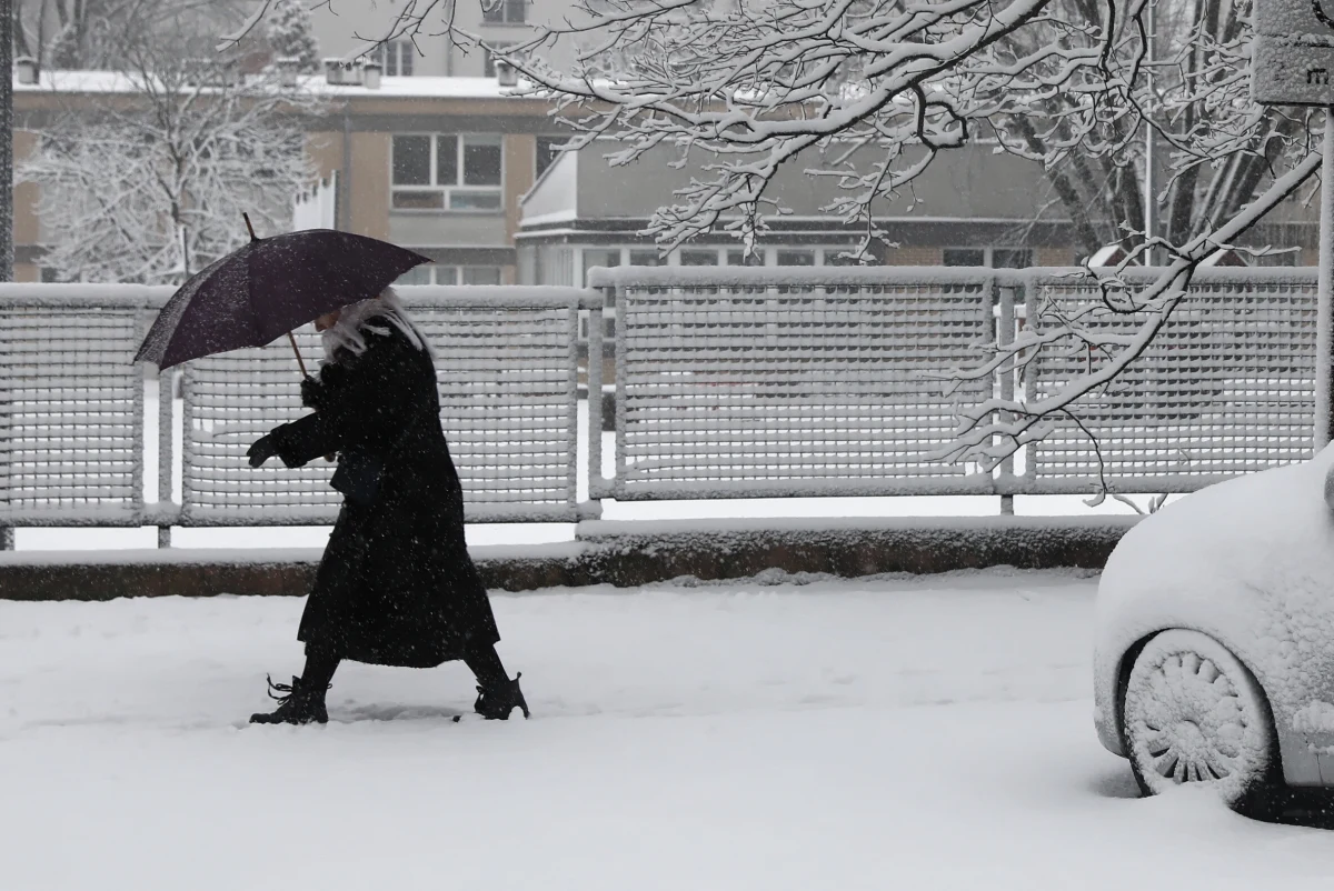 Mazowieccy policjanci apelują do kierowców o ostrożność na drogach w związku z prognozowanymi na niedzielę słabymi, ale marznącymi opadami deszczu - przekazała mł. asp. Malwina Wlazło z zespołu prasowego Komendy Wojewódzkiej Policji w Radomiu.