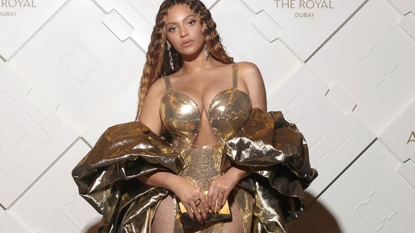 Beyonce po czterech latach przerwy wystąpiła na żywo. Jednak jej występ na luksusowej imprezie w Dubaju za wielomilionową stawkę jedynie rozzłościł jej fanów. Ci zarzucają jej porzucenie społeczności LGBT+, którą wspierała nie tak dawno na ostatniej płycie. 