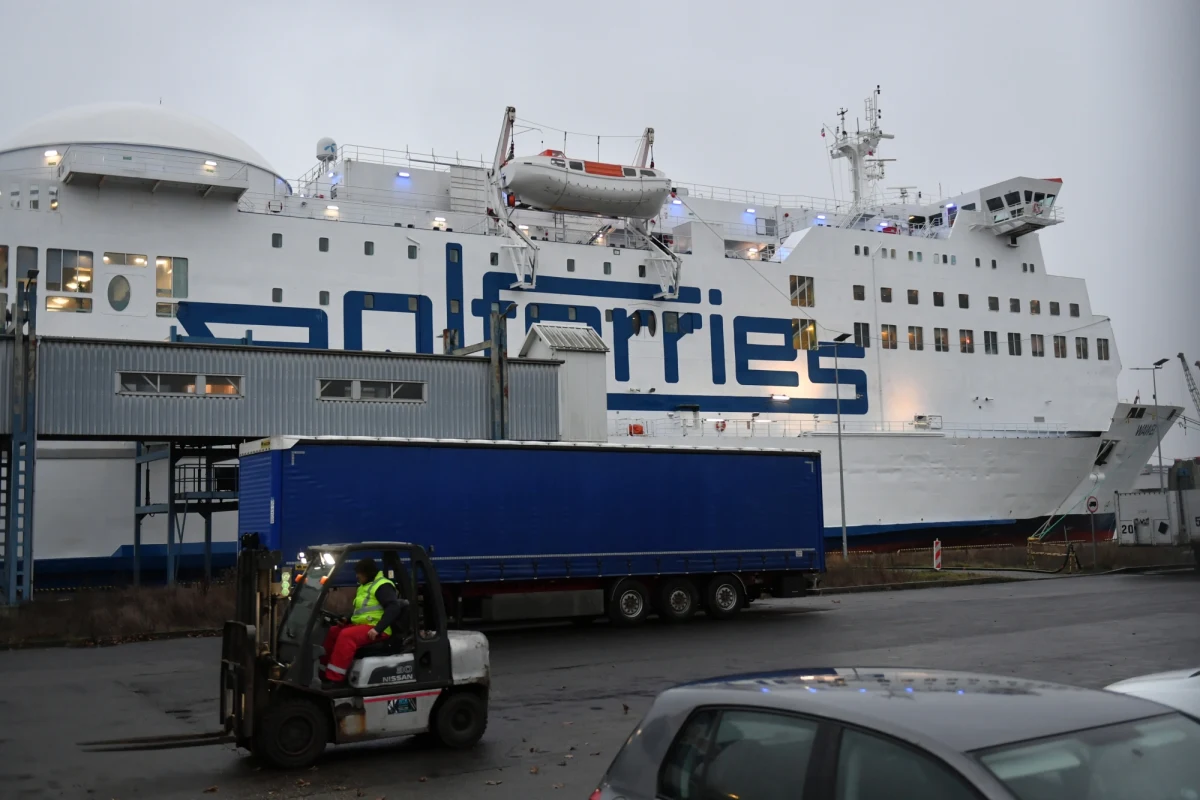 Prom "Wawel", który sobotę uszkodził kadłub w trakcie manewrów na obrotnicy przy nabrzeżu Westerplatte prawdopodobnie pozostanie w porcie na dłużej - przekazał przedstawiciel właściciela jednostki.
