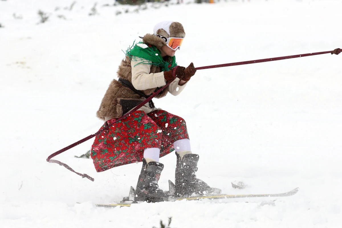 Widowiskowy cykl wyścigów zimowych zaprzęgów konnych, zwanych po góralsku kumoterską gońbą, rozpoczął się w niedzielę w Białym Dunajcu koło Zakopanego. Zawody odbywają się w kilku kategoriach.

