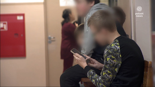 Używanie telefonów komórkowych w szkołach zostało zakazane we Francji, Włoszech, Grecji, Portugalii i Chinach. W Polsce nie ma takich restrykcji, ale dyrektorzy szkół coraz chętniej wprowadzają obostrzenia. Uzależnione od telefonu dzieci coraz częściej są ofiarami cyberprzemocy. O rosnącym problemie dla ''Wydarzeń'' Anna Nosalska.