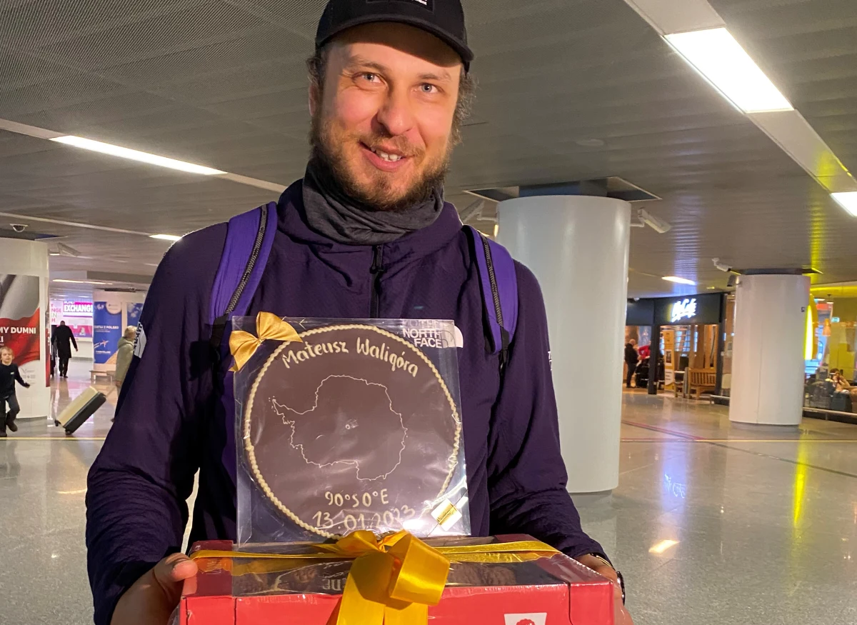 "To podróż w piątą stronę świata. Do środka siebie" - powiedział Mateusz Waligóra po powrocie do Polski z bieguna południowego. Podróżnik w 58 dni przeszedł Antarktydę.