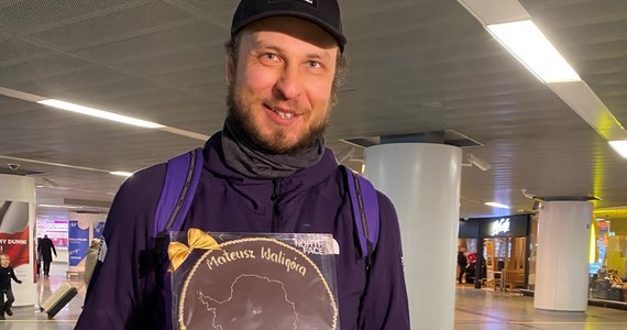 "To podróż w piątą stronę świata. Do środka siebie" - powiedział Mateusz Waligóra po powrocie do Polski z bieguna południowego. Podróżnik w 58 dni przeszedł Antarktydę.