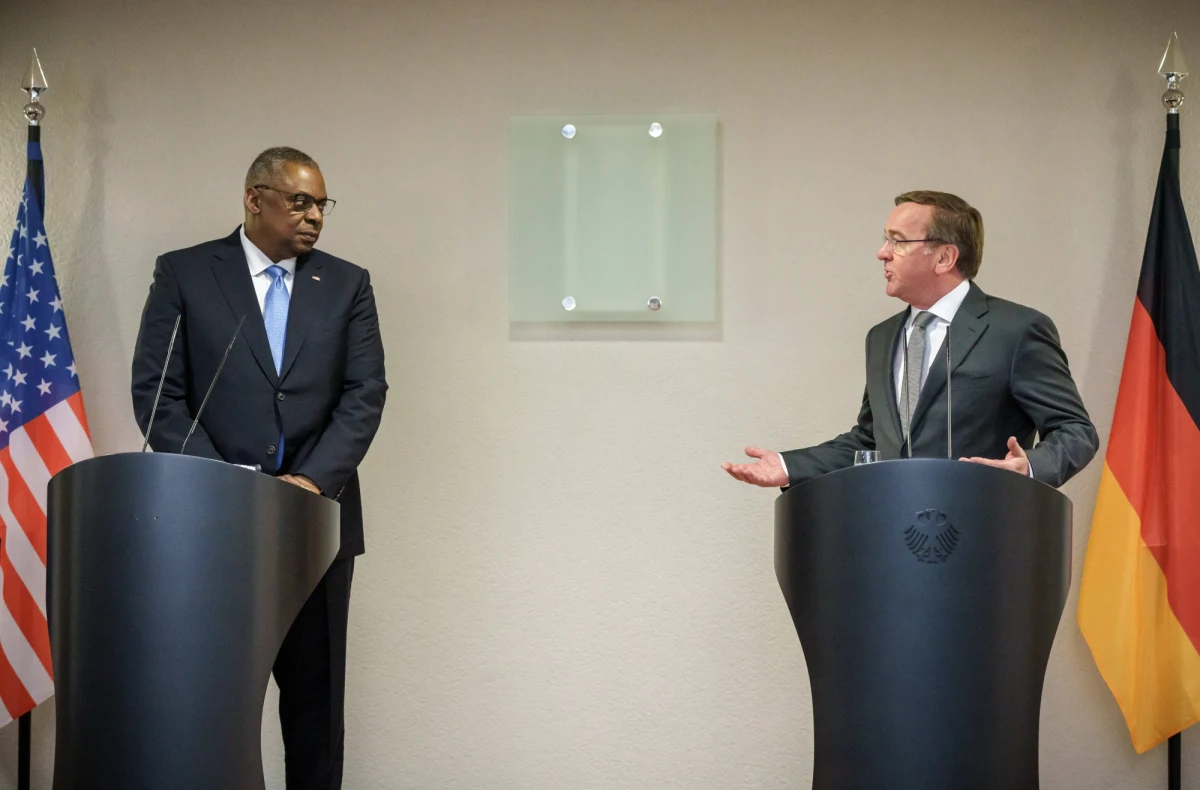 "Każdy kraj, który odpowie na ofertę uzbrojenia od Amerykanów, jest stracony na rzecz niemieckiego przemysłu zbrojeniowego. A z każdym krajem, który traci niemiecki przemysł, wpływ polityczny Berlina na jego sojuszników w NATO i UE maleje" - pisze szwajcarska gazeta "Neue Zürcher Zeitung", wyjaśniając, o jaką stawkę toczy się gra wokół wysłania na Ukrainę niemieckich czołgów Leopard.