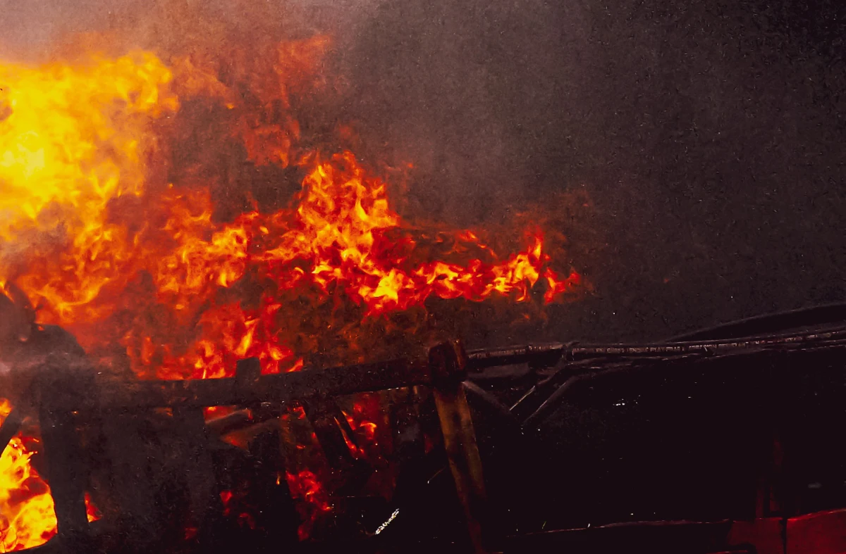 Jedna osoba zginęła w pożarze, który wybuchł w niedzielę około godz. 21 w stróżówce na parkingu strzeżonym przy ul. Dąbrowskiego w Łodzi. Na miejscu pracują obecnie służby, w tym policja, która pod nadzorem prokuratora ma wyjaśnić okoliczności tragedii.