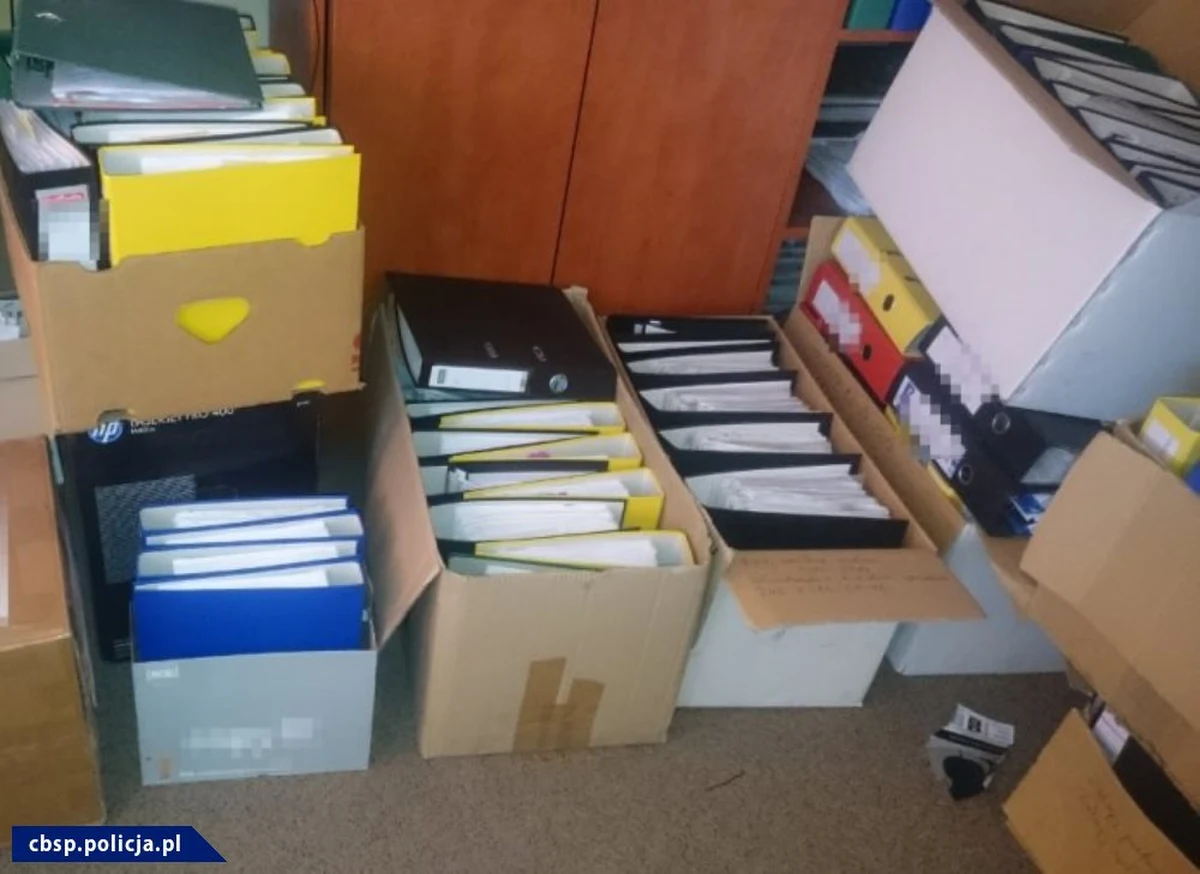 Służby zatrzymały kolejne 10 osób  w śledztwie dotyczącym grupy wyłudzającej podatek VAT na fikcyjnym obrocie sprzętem elektronicznym. W procederze tym uczestniczyło ponad 1,7 tys. firm. Skarb Państwa mógł stracić na tym ponad 1,5 miliarda złotych.