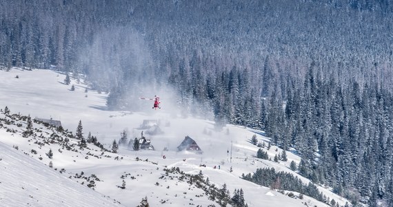 Z trzeciego do drugiego zmniejszył się stopień zagrożenia lawinowego w Tatrach. Nie oznacza to jednak poprawy warunków do turystyki. Wciąż jest niebezpiecznie i odradzamy wychodzenie w wyższe partie gór - mówi ratownik dyżurny TOPR Robert Kidoń.

