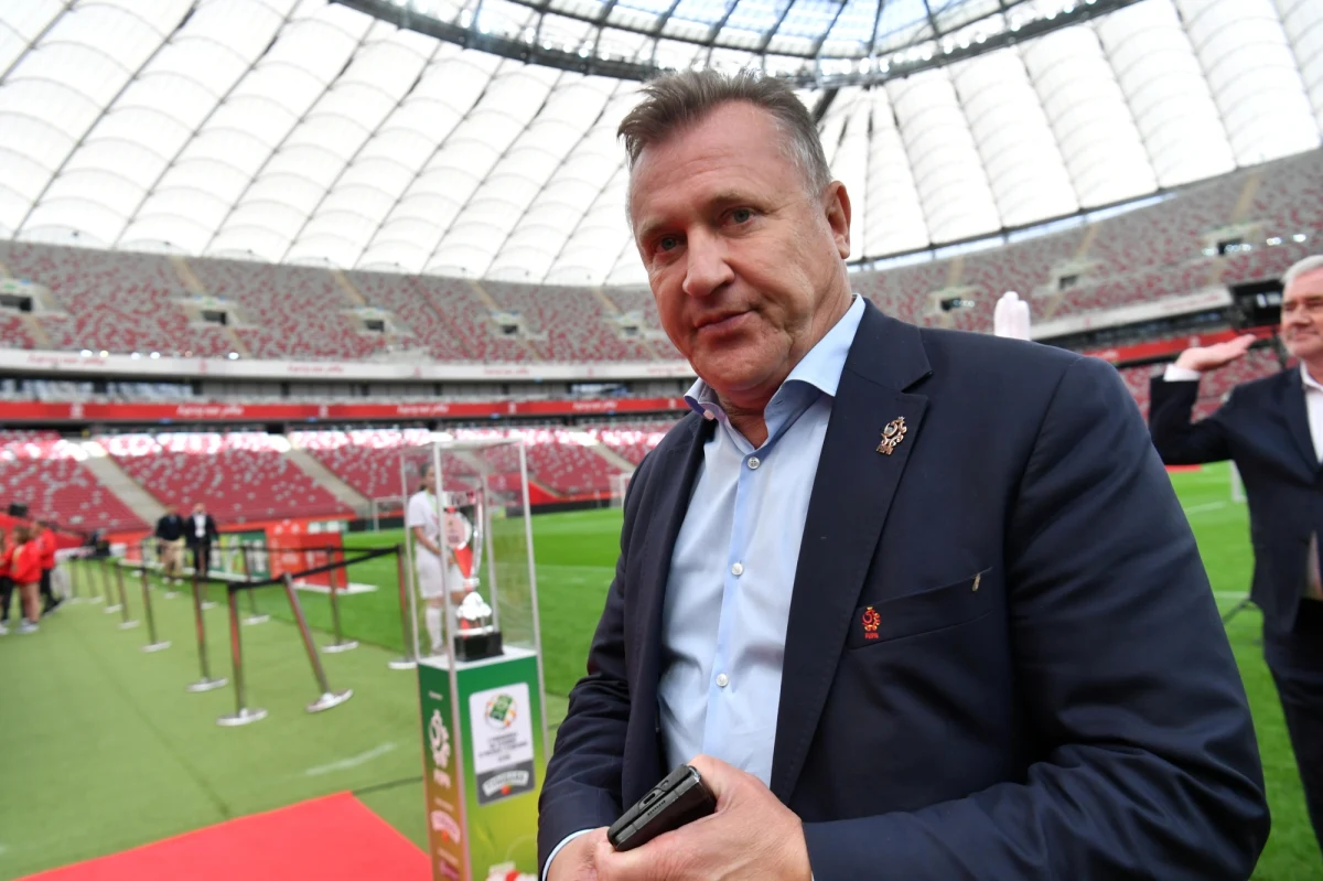 Polski Związek Piłki Nożnej we wtorek o godzinie 13 zaprezentuje oficjalnie nowego selekcjonera. Wtedy na Stadionie Narodowym w Warszawie rozpocznie się konferencja prasowa. 