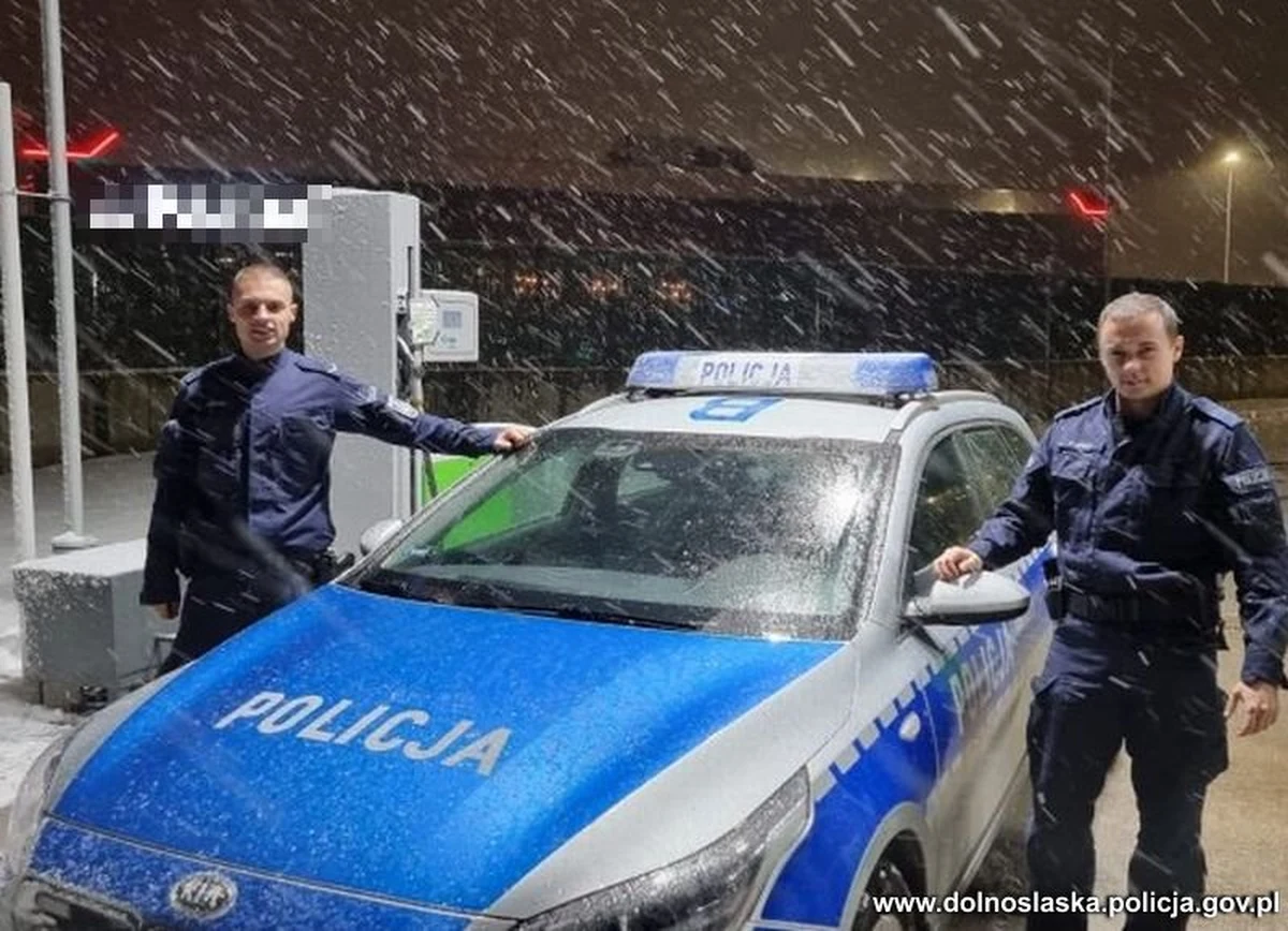 W Nowogrodźcu na Dolnym Śląsku policjanci ewakuowali z płonącego domu starsze małżeństwo. Seniorzy spali, nie wiedzieli, że w ich domu wybuchł pożar. Nikomu nic się nie stało, ogień ugasili strażacy.   

