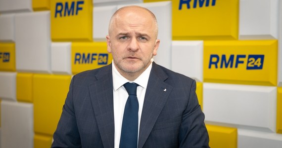 "Powiem ironicznie – łaskawcy" – w ten sposób w Rozmowie w południe w RMF FM słowa Annaleny Baerbock skomentował Paweł Kowal, poseł Koalicji Obywatelskiej. Minister spraw zagranicznych Niemiec, zapytana w niedzielnym wywiadzie dla francuskiej telewizji LCI o sytuację, gdyby Polska zdecydowała się na wysłanie na Ukrainę swoich czołgów Leopard 2 bez zgody Niemiec, stwierdziła: "Na razie pytanie takie nie zostało nam zadane, ale gdyby nas o to zapytano, nie stanęlibyśmy na przeszkodzie".