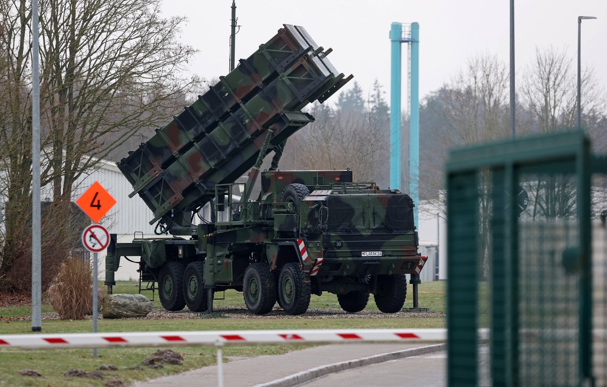 Prawie 1100 kilometrów mają do pokonania niemieckie baterie Patriot. W poniedziałek wyruszyły w drogę z bazy pod Rostockiem w Meklemburgii do Polski. Bundeswehra nie publikuje dokładnej trasy przejazdu, ale uprzedza, że po drogach będą się dziś poruszać spore wojskowe konwoje.