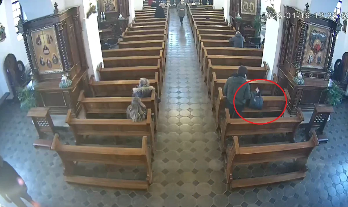 Parafia Najświętszego Serca Pana Jezusa w Suwałkach opublikowała w mediach społecznościowych nagranie z monitoringu kościoła, na którym widać kradzież torebki. Do przestępstwa doszło w takcie mszy świętej.