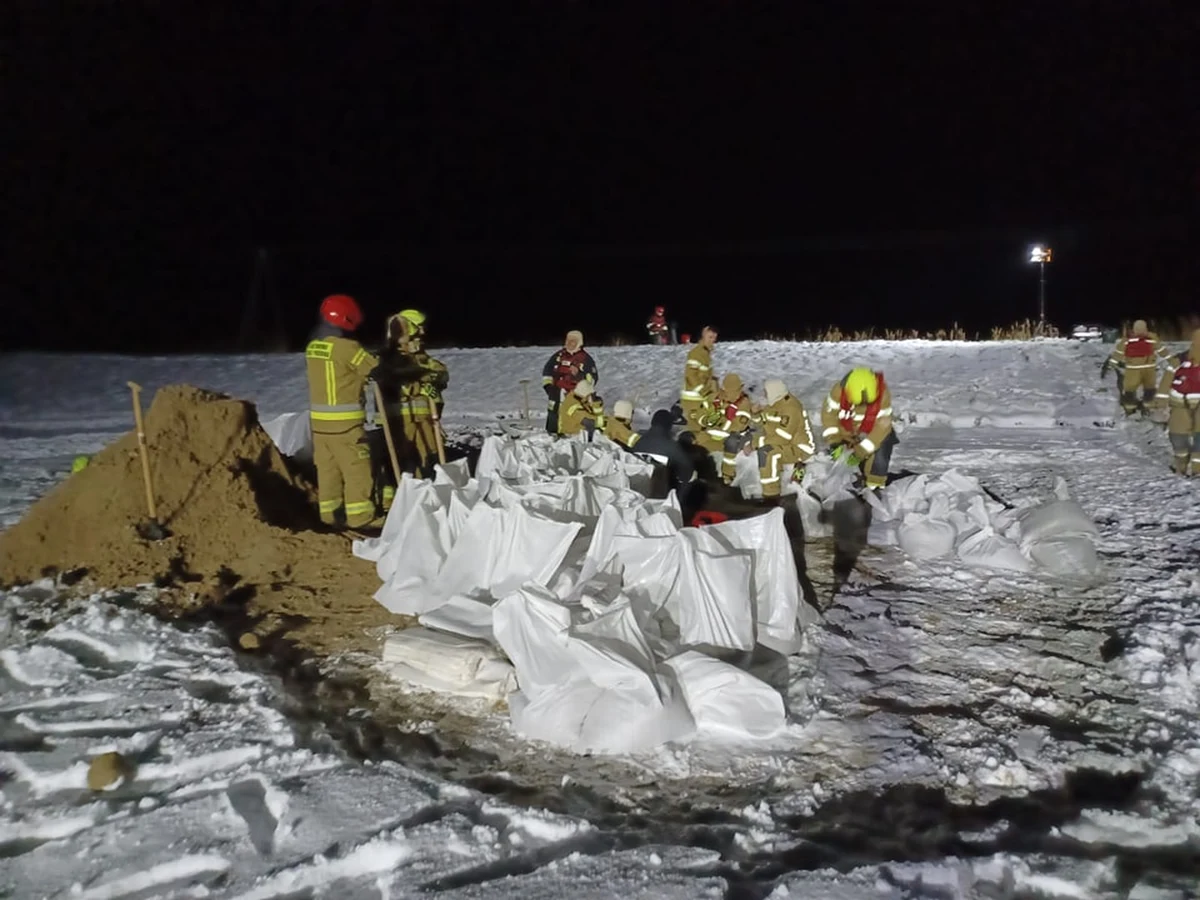 Strażacy oraz pracownicy Wód Polskich interweniowali na jeziorze Drużno na Żuławach Elbląskich, gdzie doszło do uszkodzenia wału przeciwpowodziowego. Wszystkiemu winne są bobry. Tym razem jednak uszkodzenie nie było duże.